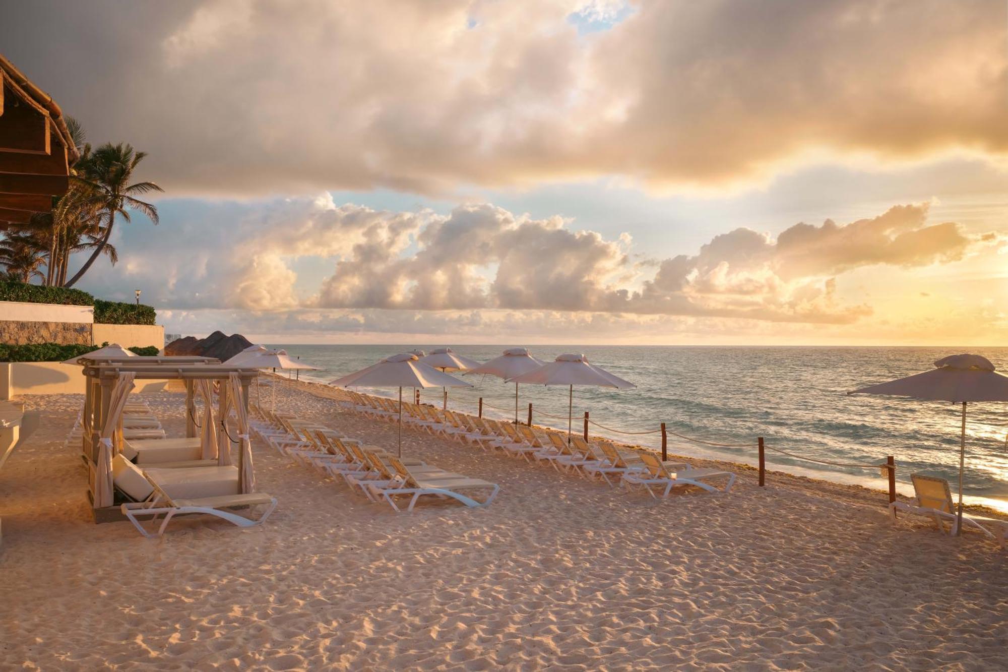 Wyndham Grand & Hotel Cancun