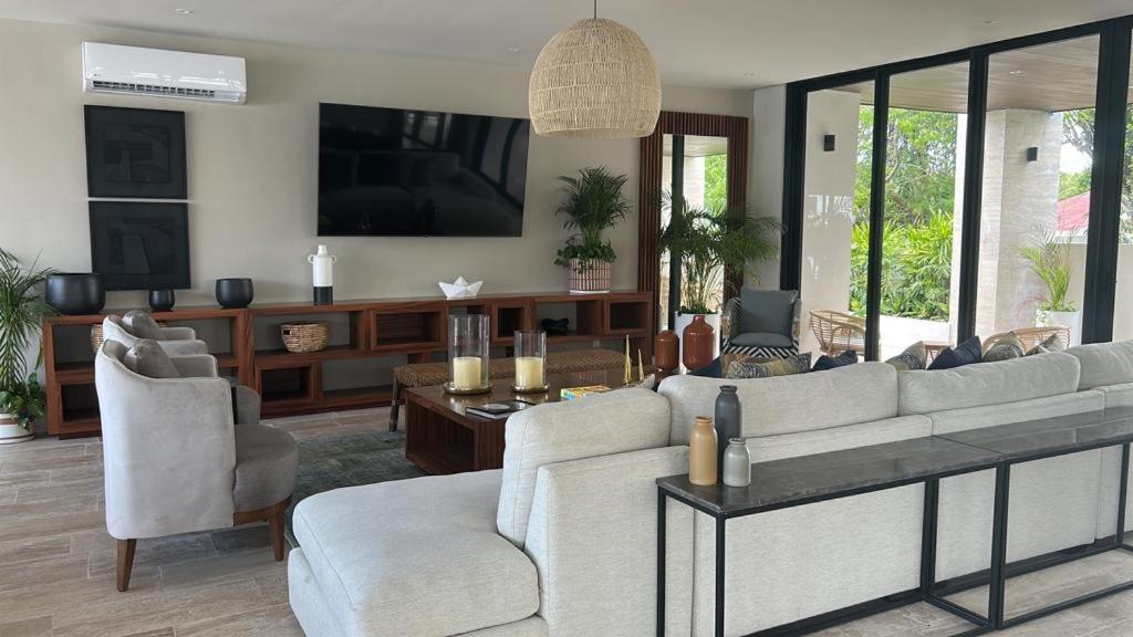 Lujoso Apartamento, Nuevo!