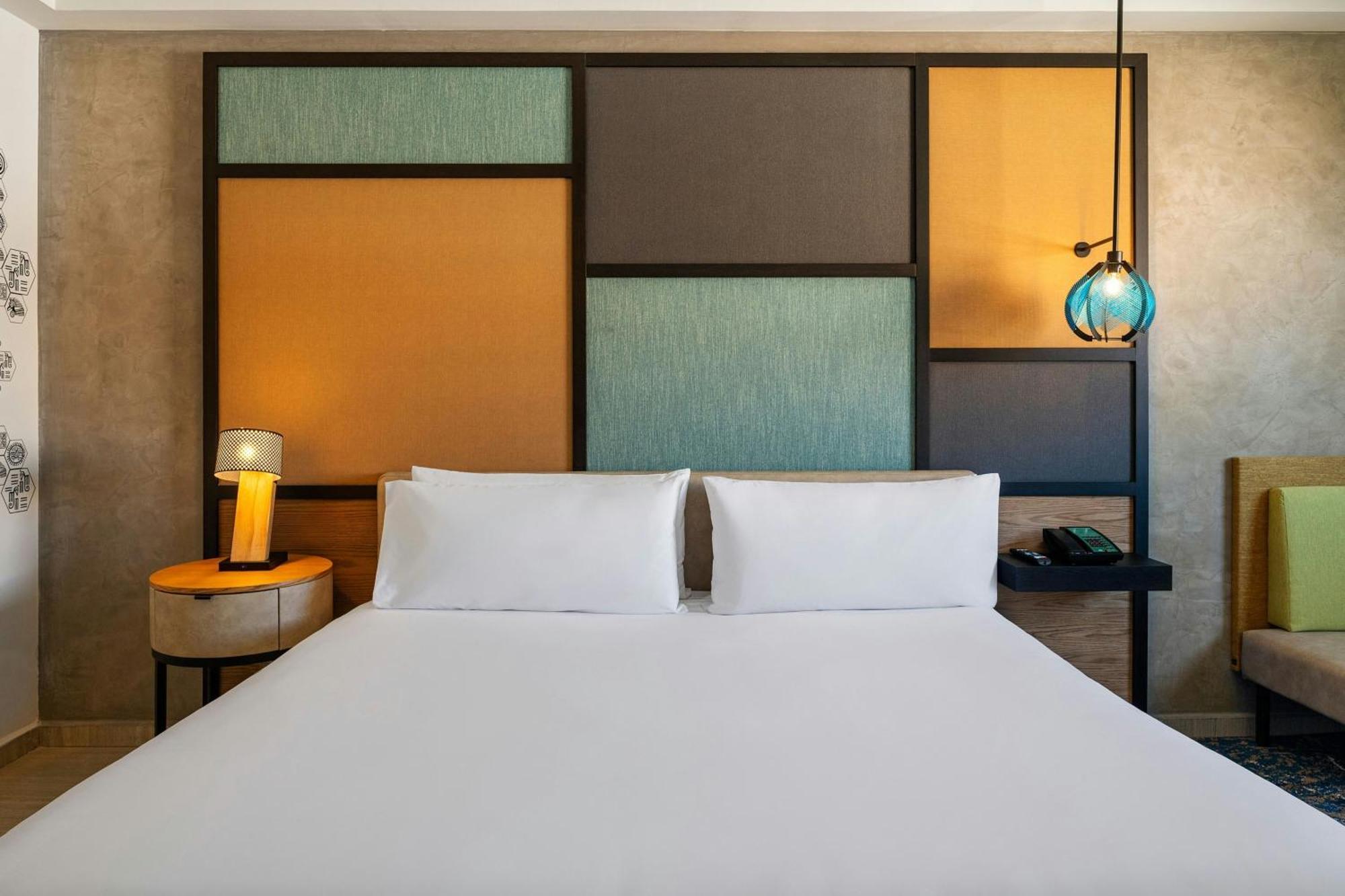 Hotel Renovated Aloft