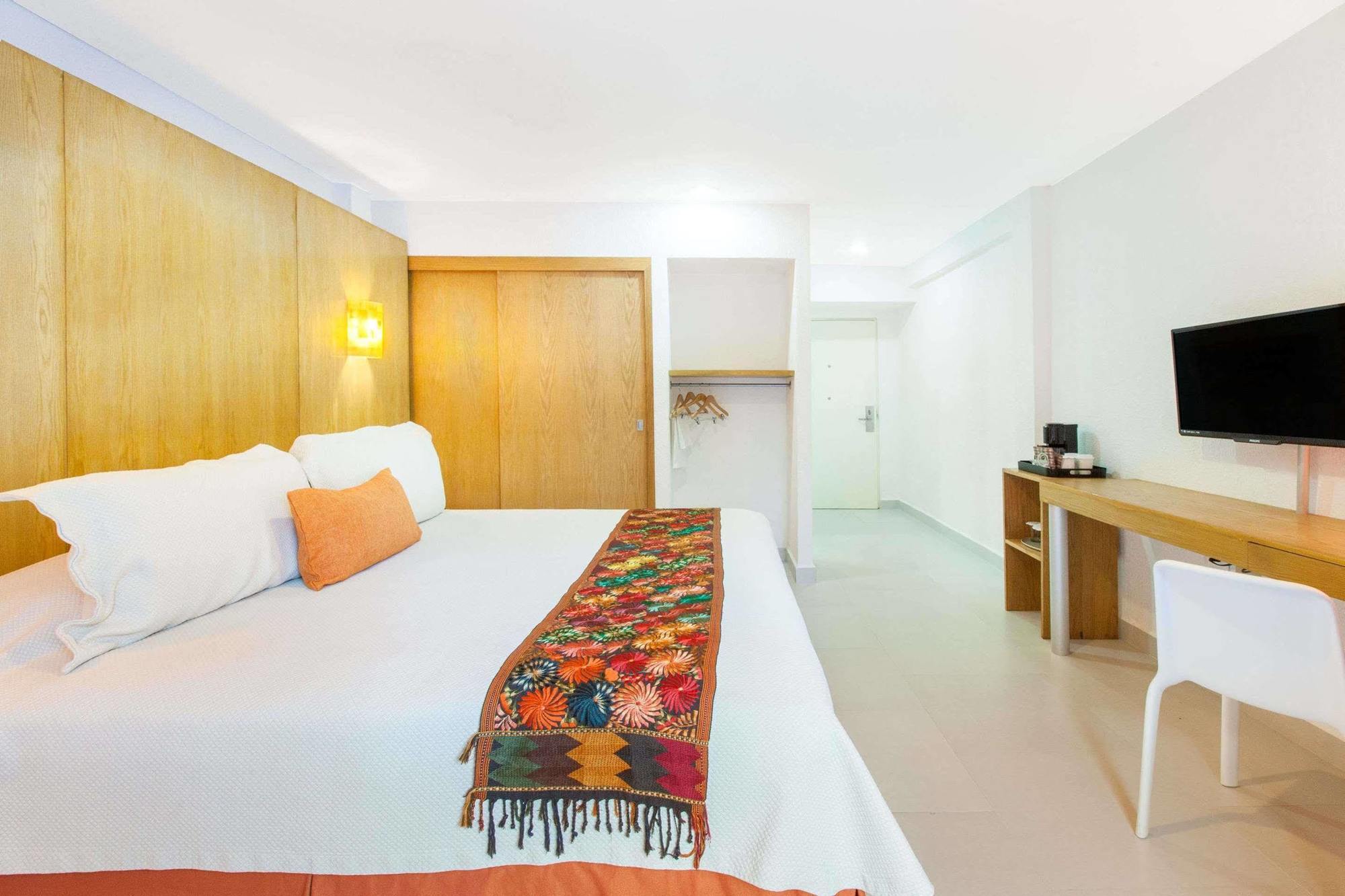Hotel Adhara Express Cancún