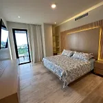 Lujoso Apartamento, Nuevo!