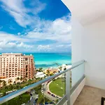 Krystal Grand Cancún