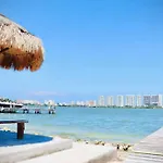Lagoon-Front House In Hotel Zone Central Location With Easy Access To Top Attractions