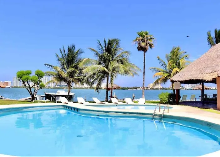 Lagoon-Front House In Hotel Zone Central Location With Easy Access To Top Attractions