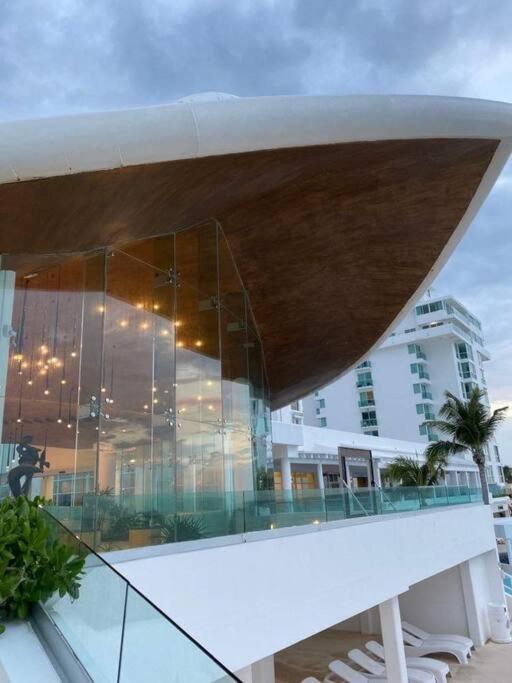 Beachfront Deluxe -best Ocean View, With Beach, Gym And Apartamento *