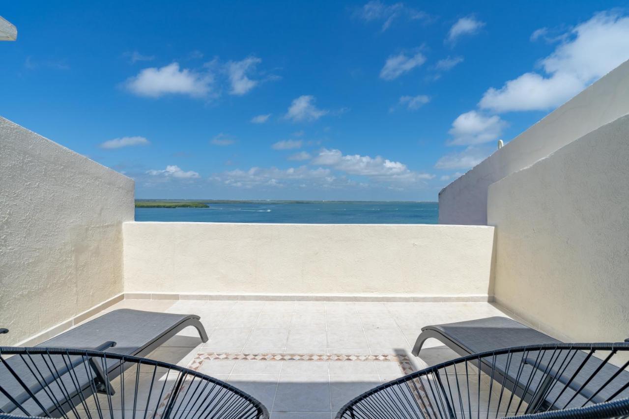 Ocean View Three Bedroom, Three Story Penthouse By The Cancún