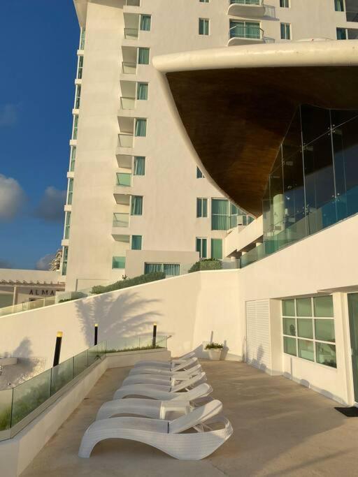 Beachfront Deluxe -best Ocean View, With Beach, Gym And Apartamento