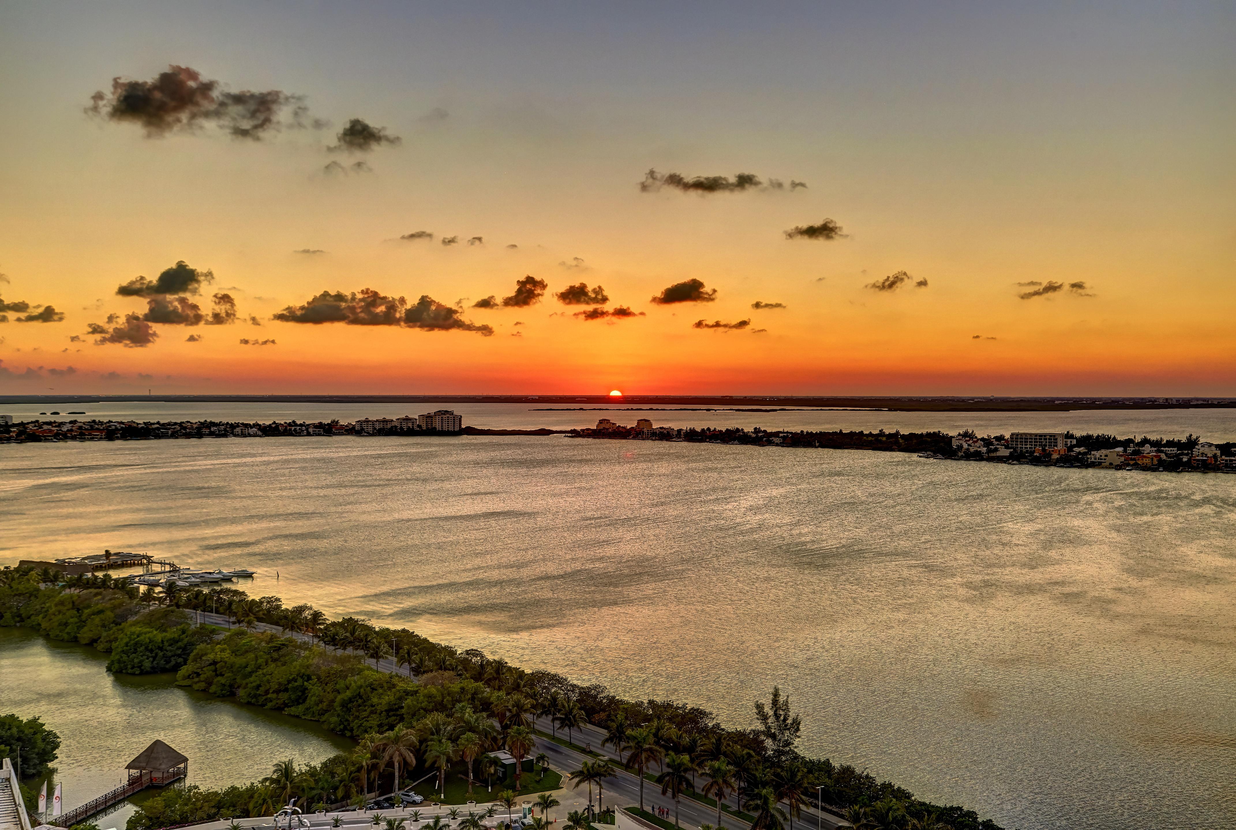 Resort Royalton Chic Cancun, An Autograph Collection - Adults Only 5*