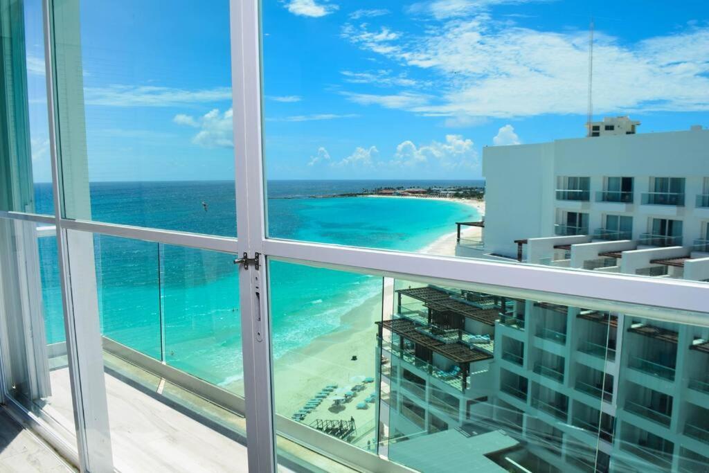 At The Beach, Balcony, Stunning Views, Gym, Jacuzi, Pool *