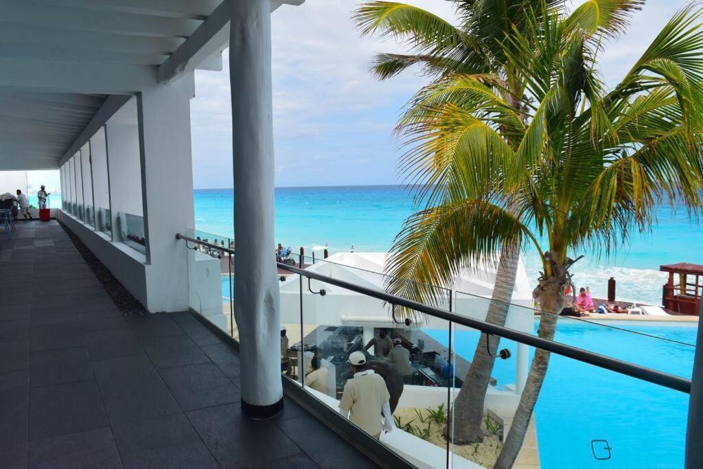 At The Beach, Balcony, Stunning Views, Gym, Jacuzi, Pool Apartment *
