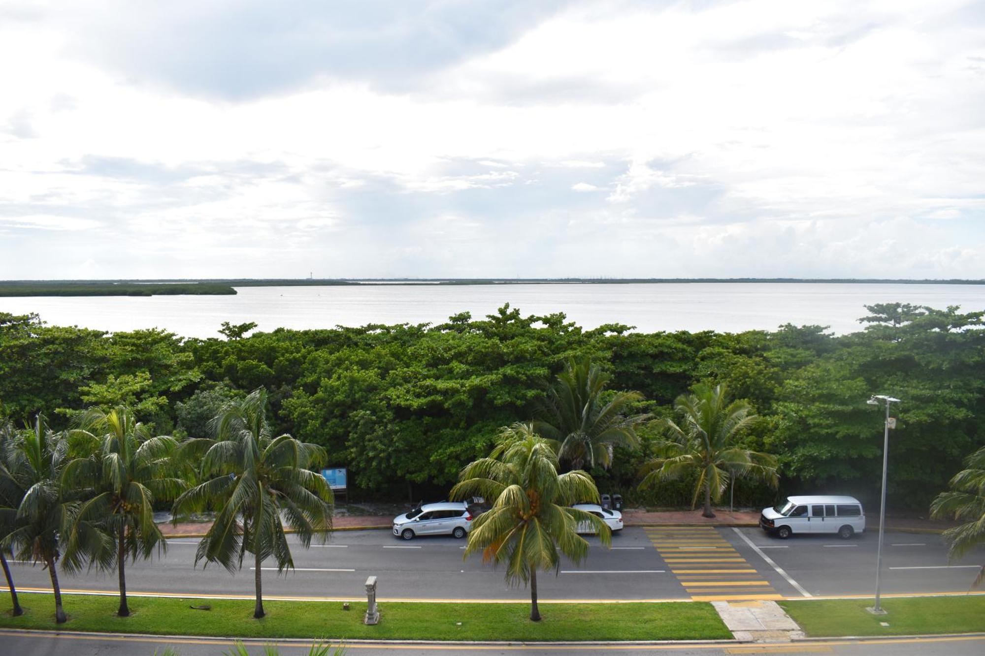 Apartment Brisas Beachfront In Zone Cancun