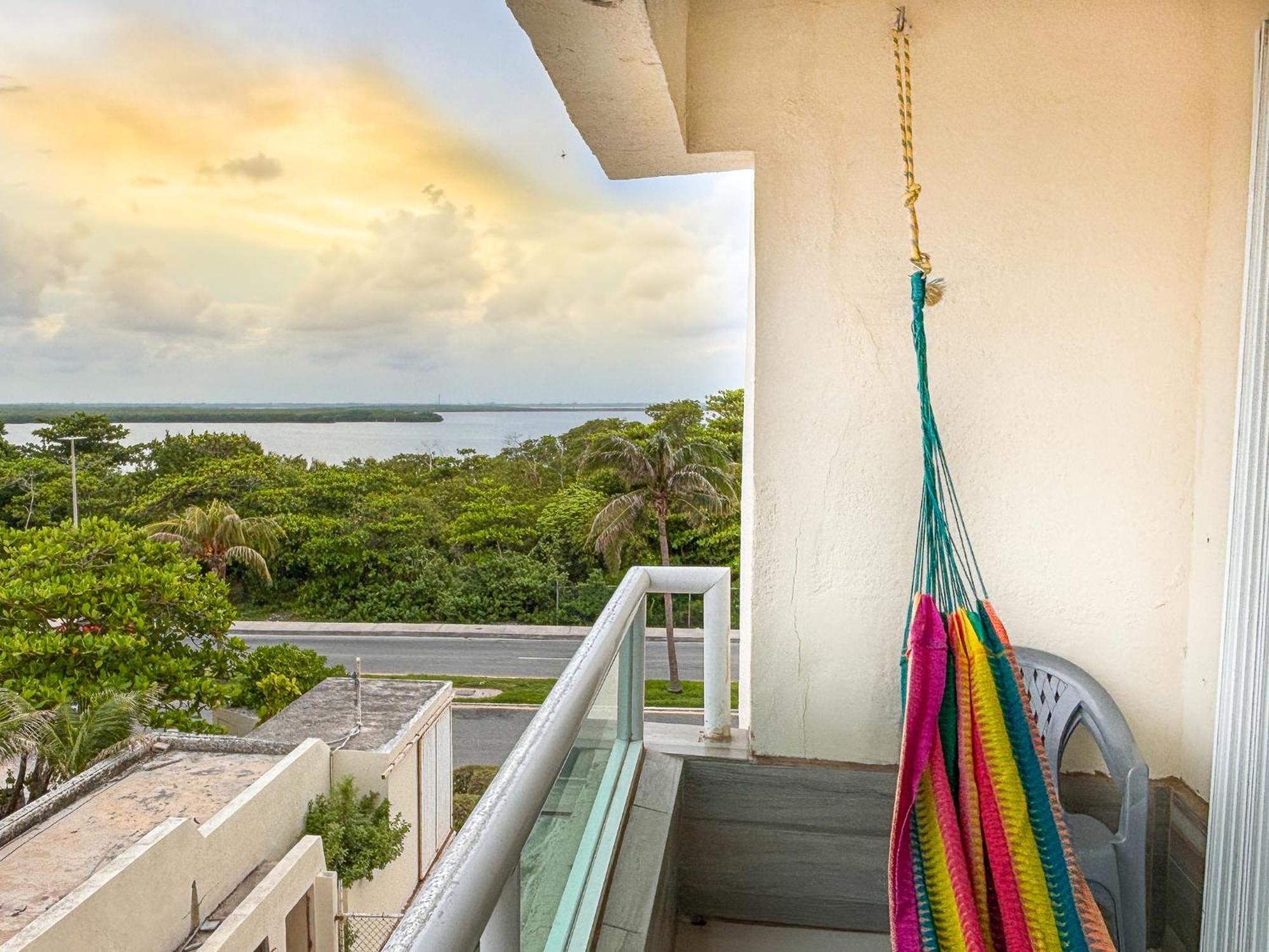 With Balcony Ocean & Lagoon View, Brisas Zone, By & Ocean Apartamento Cancún