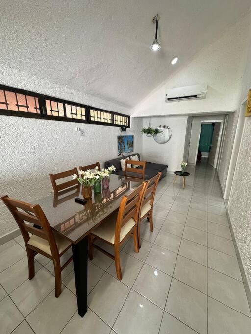 Villa Lagoon-front House In Zone Location With Easy Access To Attractions *