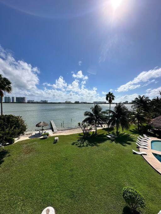 Villa Lagoon-front House In Zone Location With Easy Access To Attractions Cancun