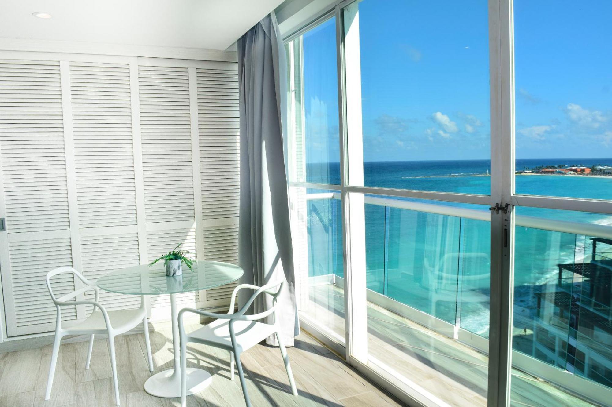 At The Beach, Balcony, Stunning Views, Gym, Jacuzi, Pool *