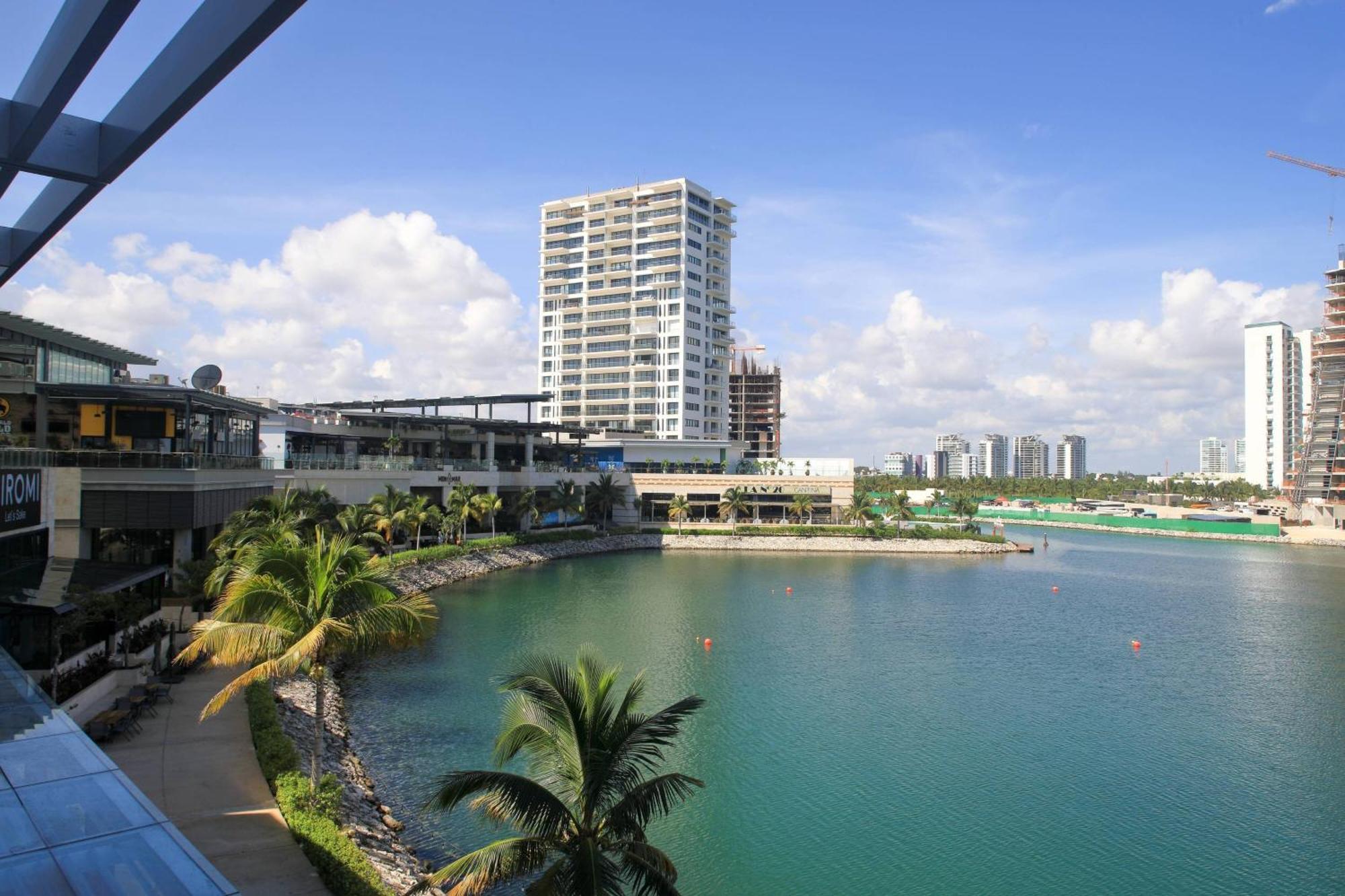 Renaissance & Marina Hotel Cancún