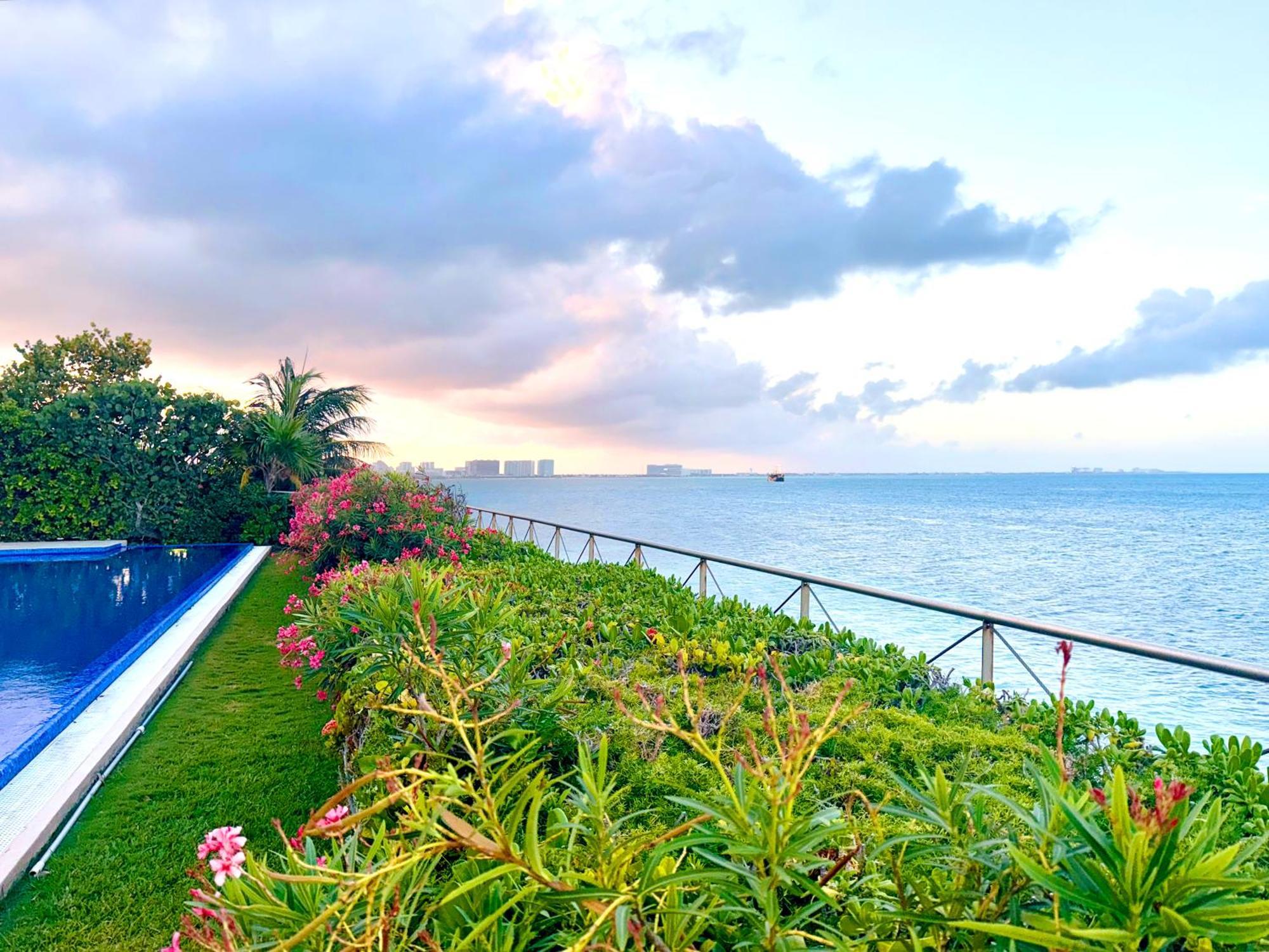Exclusive Beachfront Luxury Villa, Private Gym, Personalized 5 Star-service, Direct Access Cancún