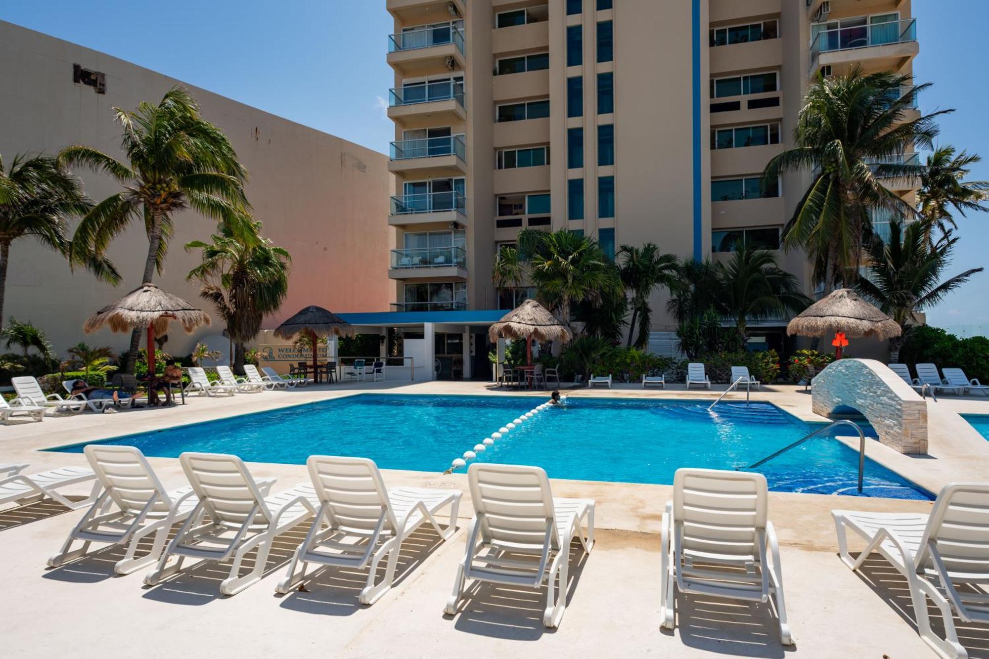 Beachfront At Salvia Apartahotel *