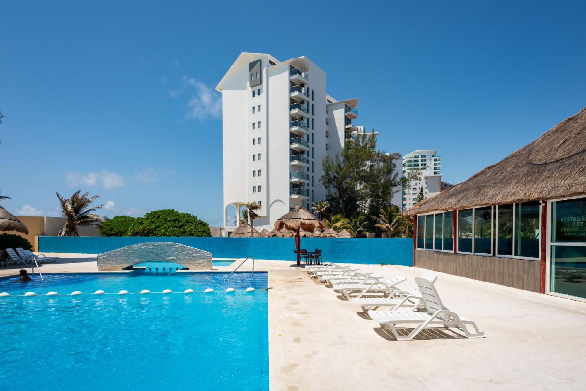 Beachfront At Salvia Apartahotel *