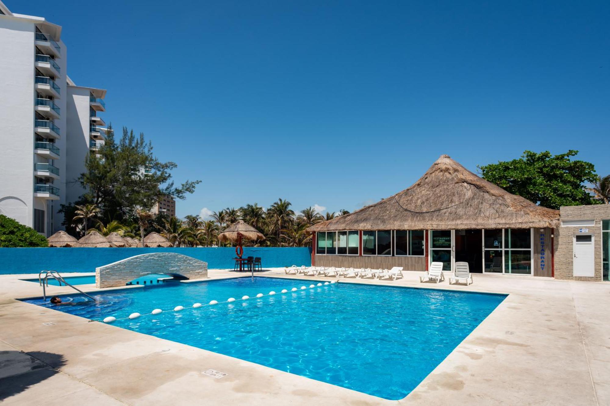 Beachfront At Salvia Apartahotel *