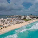 Cancun Hotel Zone, Beachfront 2 Bedroom Apartment - Prime Location
