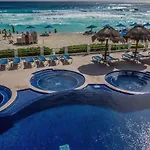 Cancun Hotel Zone, Beachfront 2 Bedroom Apartment - Prime Location