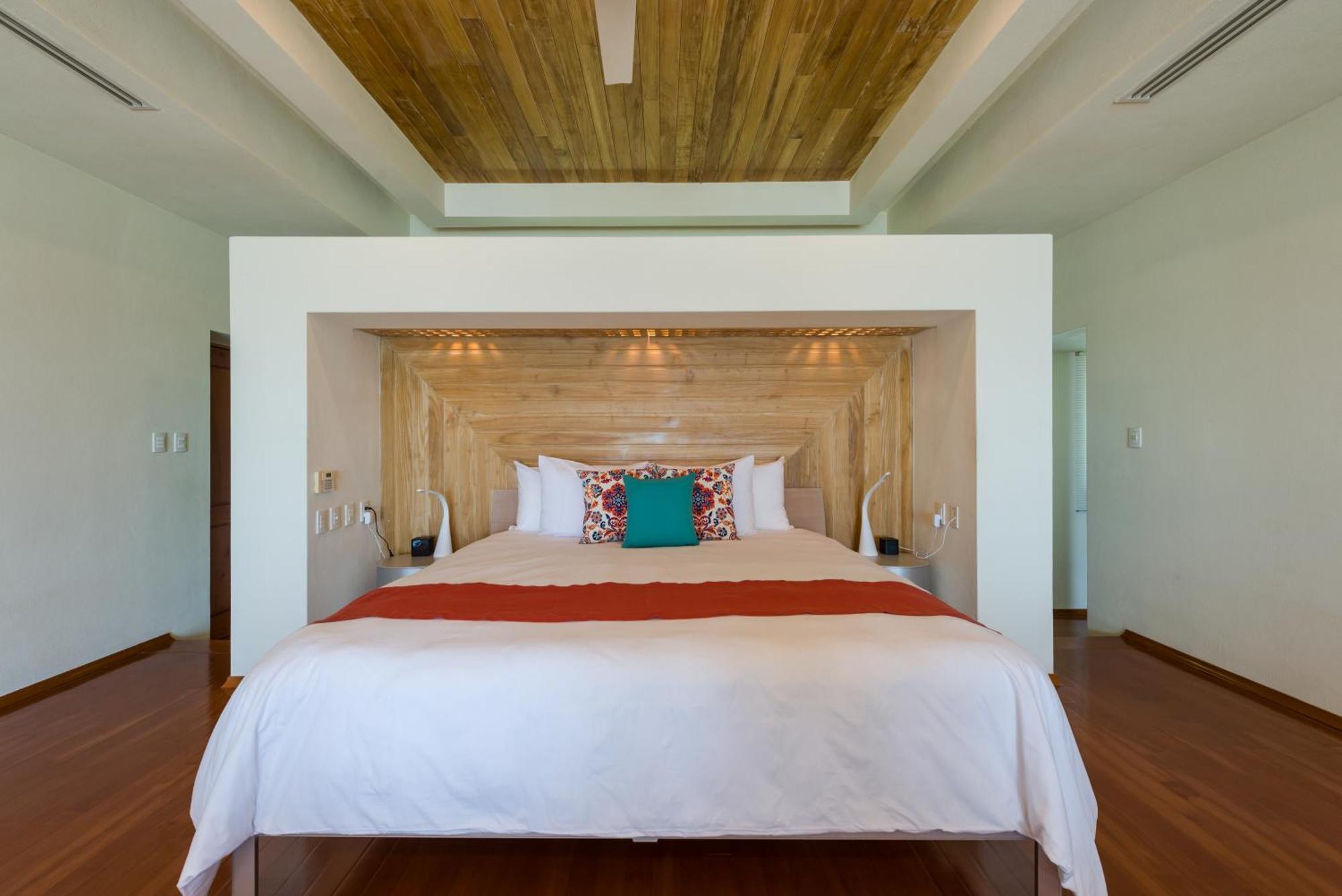 Villa Punta Sam - Beachfront Luxury *